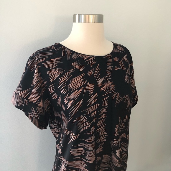 ✨2/$25 cabi Tate Printed Short Sleeve Black Top - Picture 3 of 9